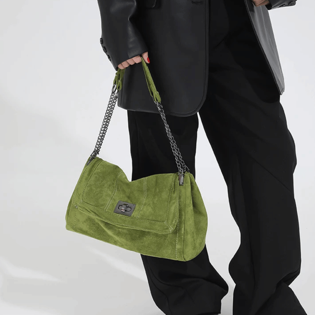 Bolsa Hobo Camurça com Corrente Prateada Grande Capacidade