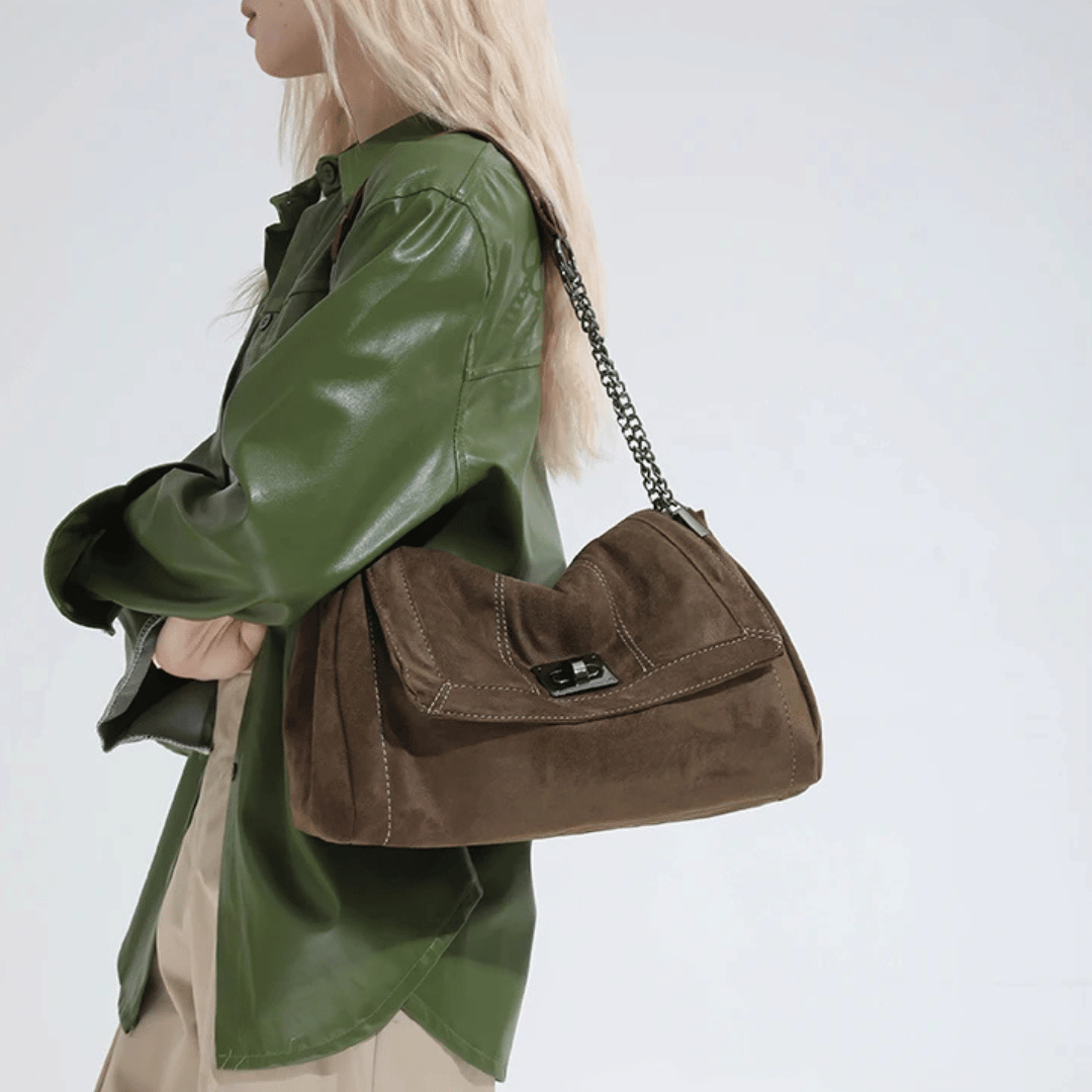 Bolsa Hobo Camurça com Corrente Prateada Grande Capacidade