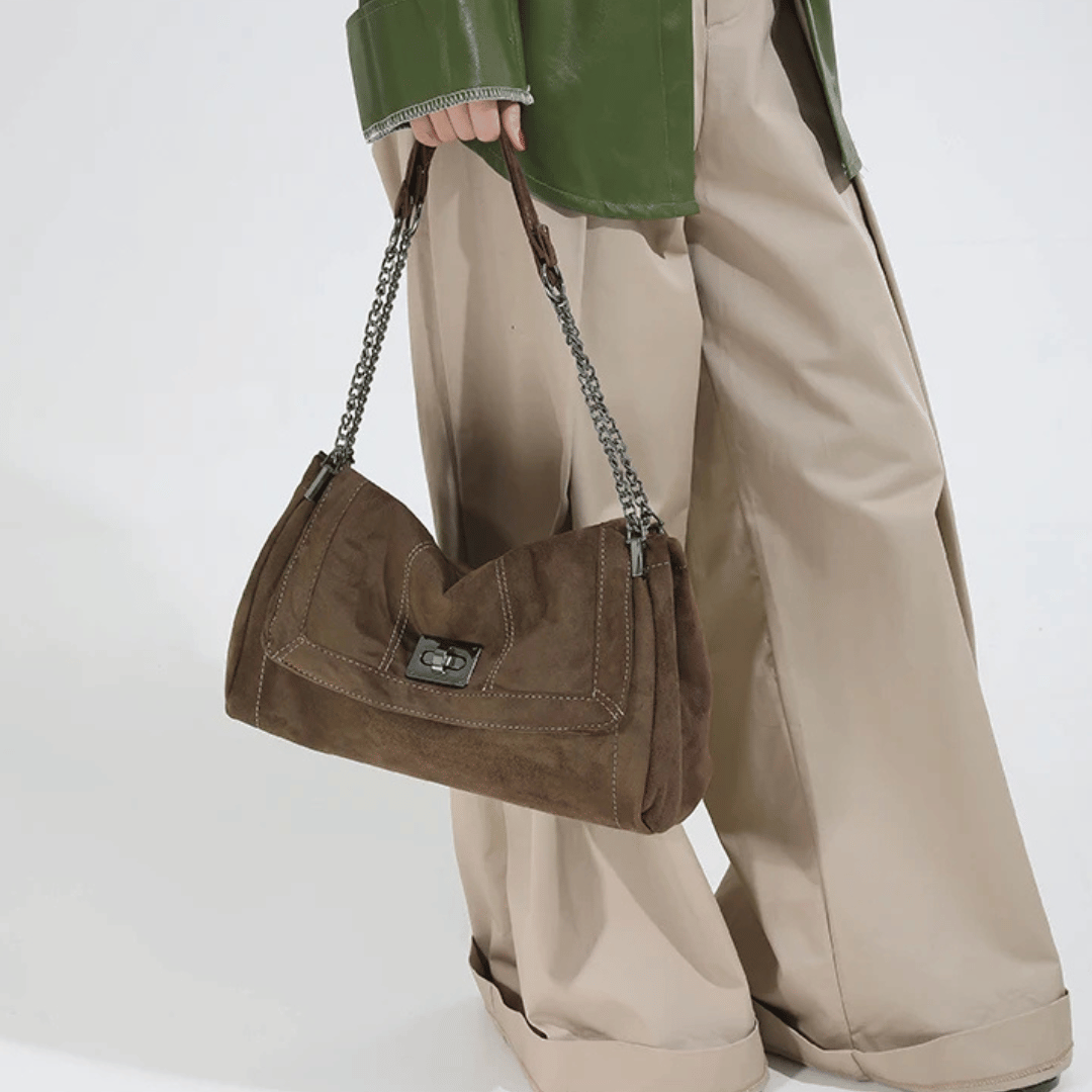 Bolsa Hobo Camurça com Corrente Prateada Grande Capacidade