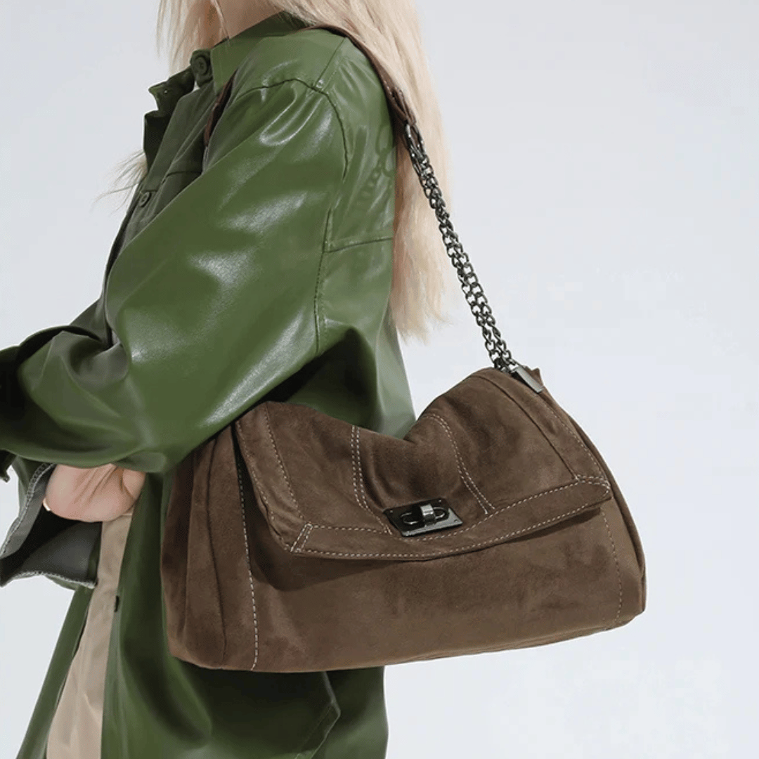 Bolsa Hobo Camurça com Corrente Prateada Grande Capacidade