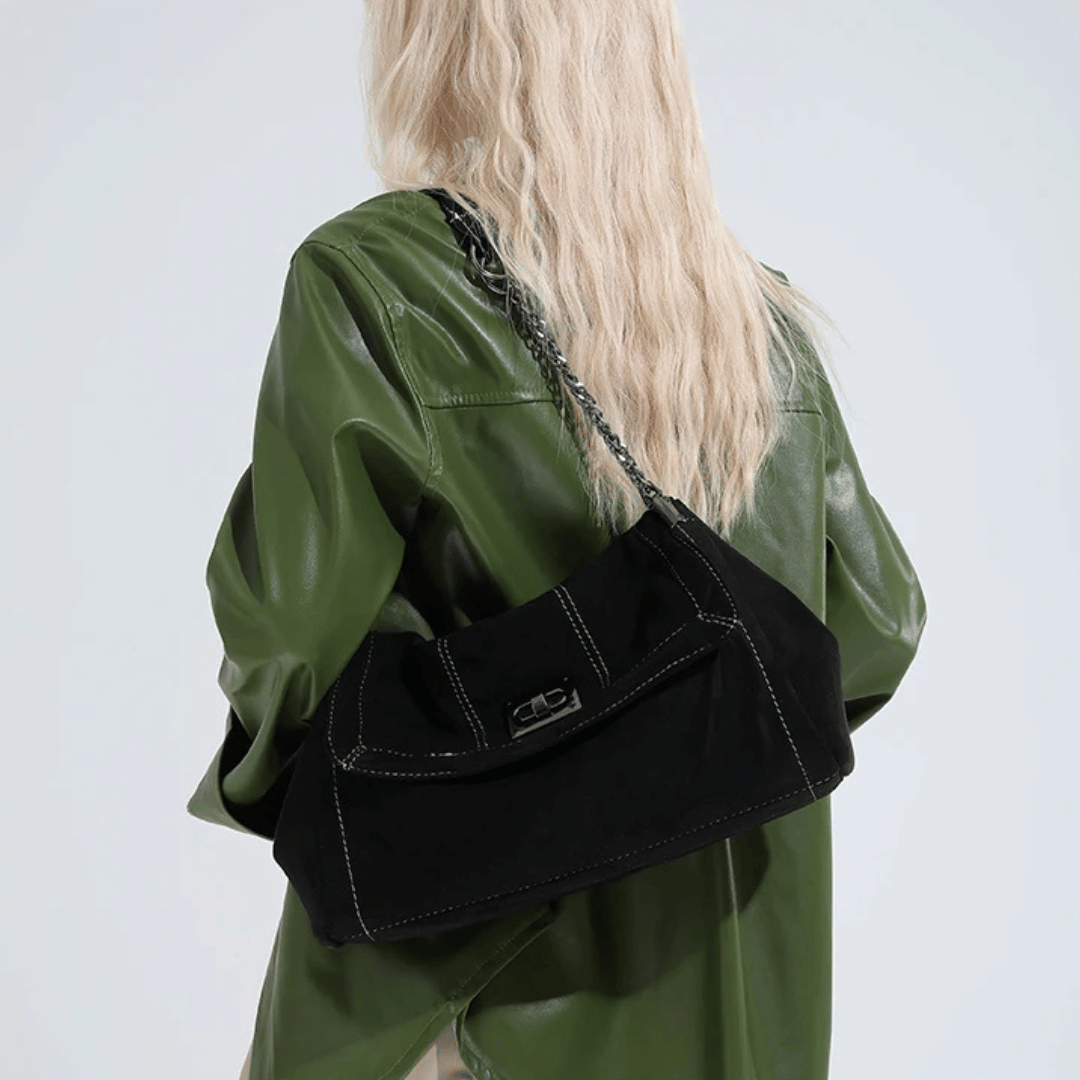 Bolsa Hobo Camurça com Corrente Prateada Grande Capacidade