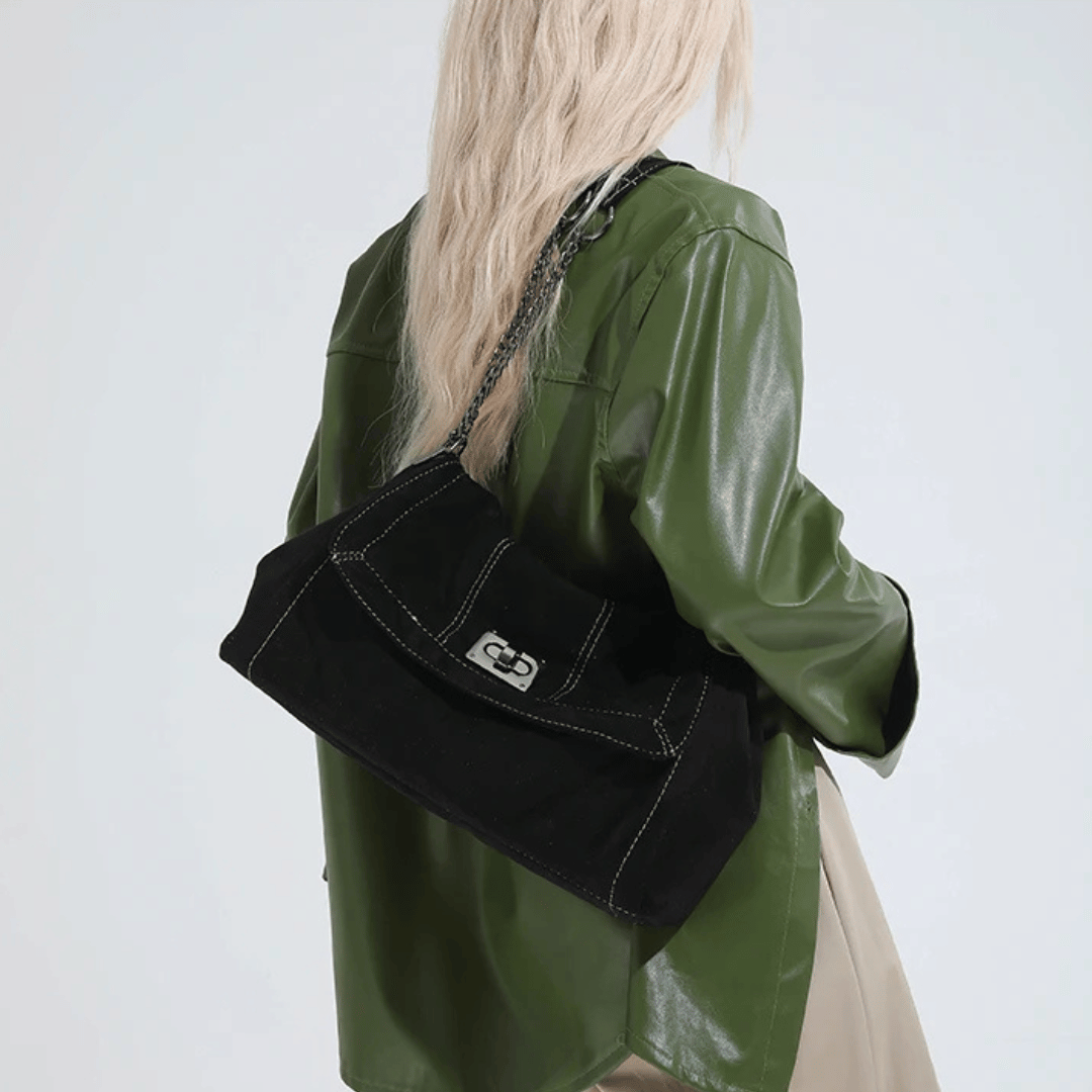 Bolsa Hobo Camurça com Corrente Prateada Grande Capacidade