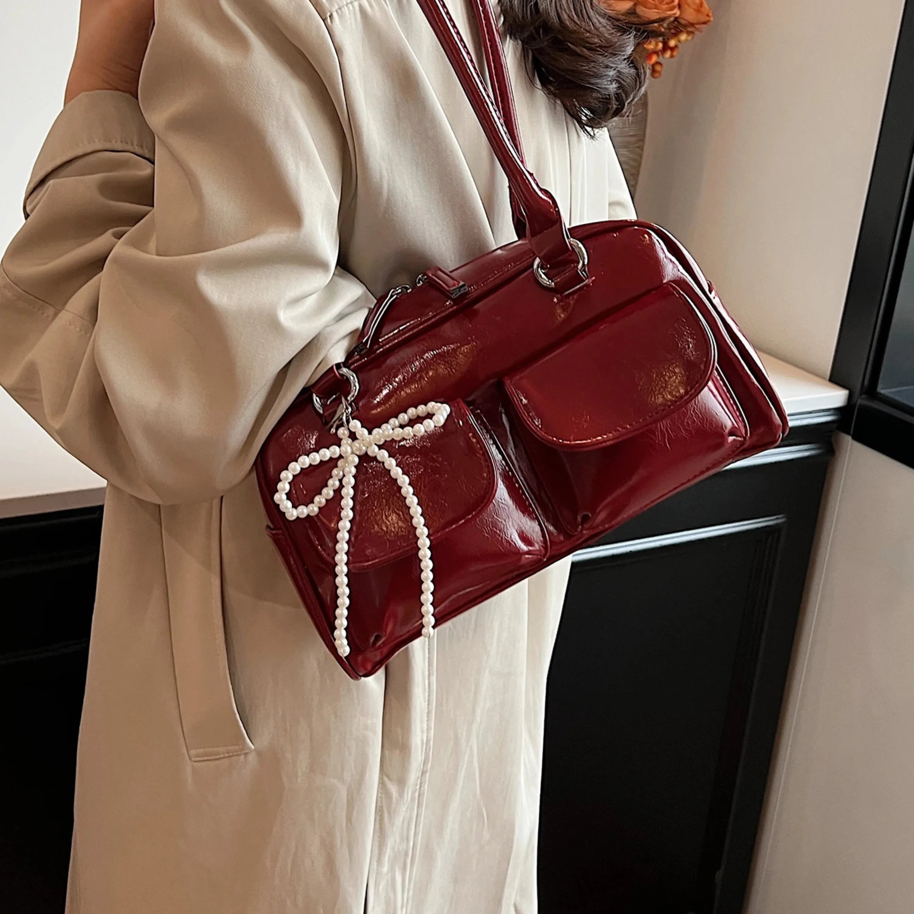 Bolsa Air Bag Vintage com Bolsos e Laço de Pérolas