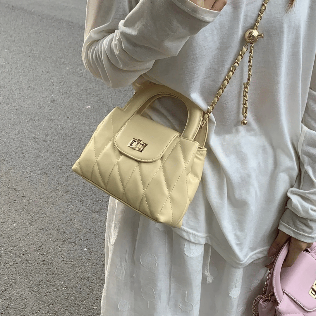 Mini Bolsa Square Matelassê com Corrente e Fecho Metálico