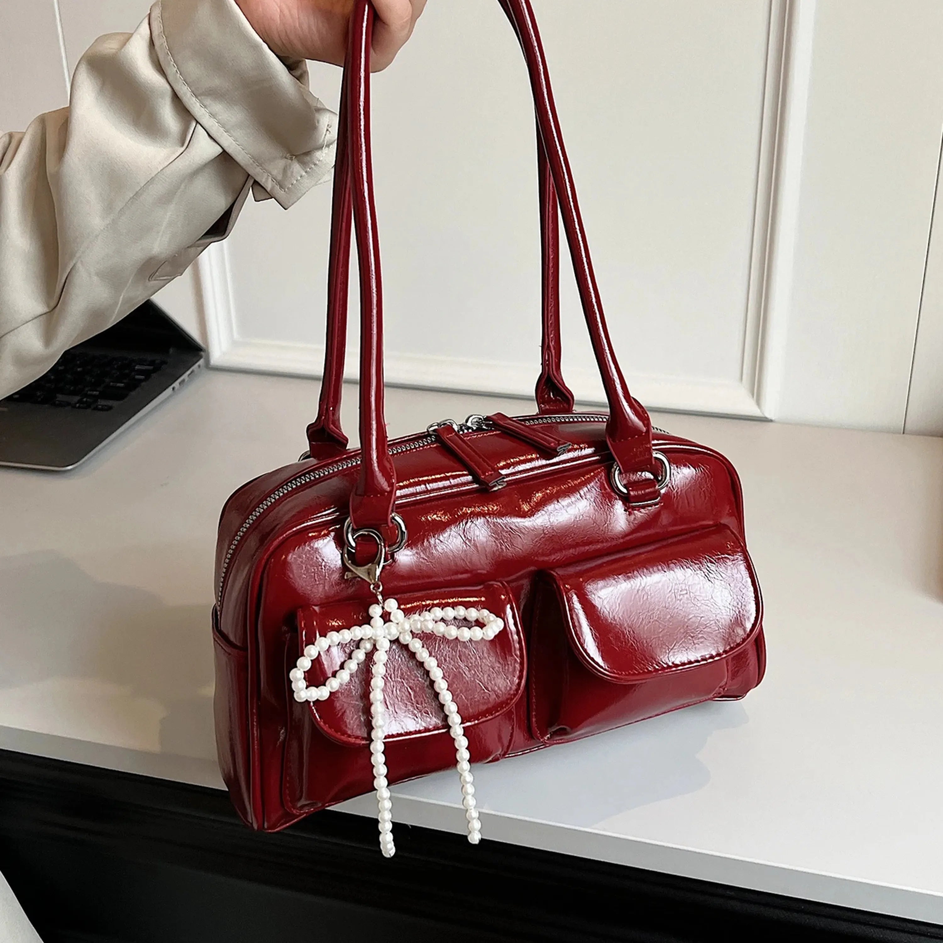 Bolsa Air Bag Vintage com Bolsos e Laço de Pérolas