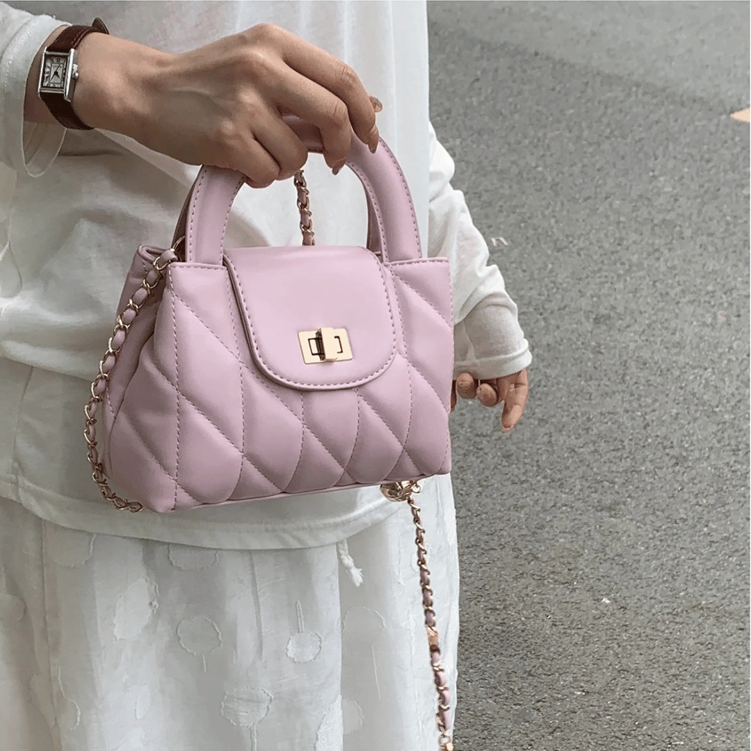 Mini Bolsa Square Matelassê com Corrente e Fecho Metálico