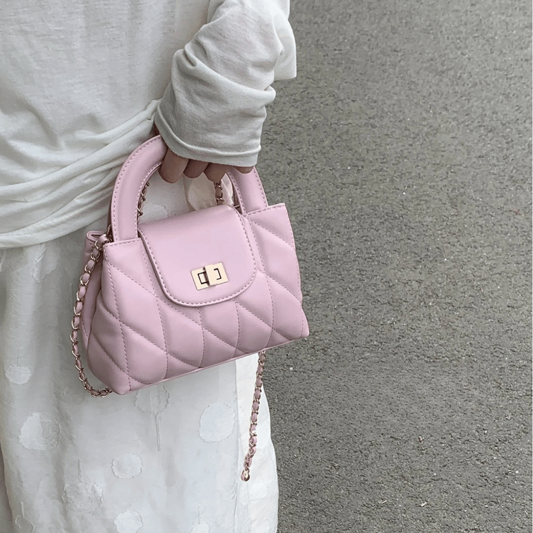 Mini Bolsa Square Matelassê com Corrente e Fecho Metálico