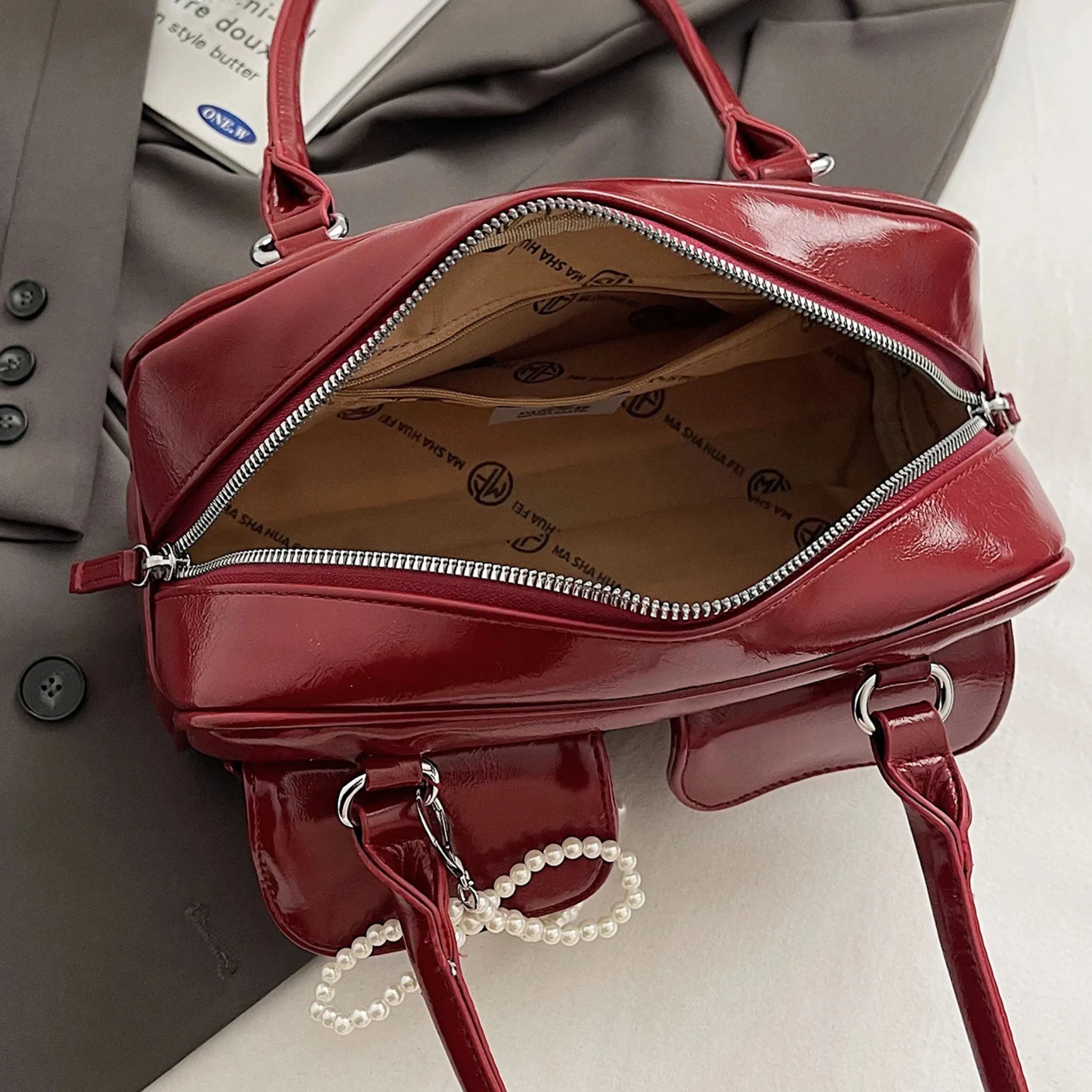 Bolsa Air Bag Vintage com Bolsos e Laço de Pérolas