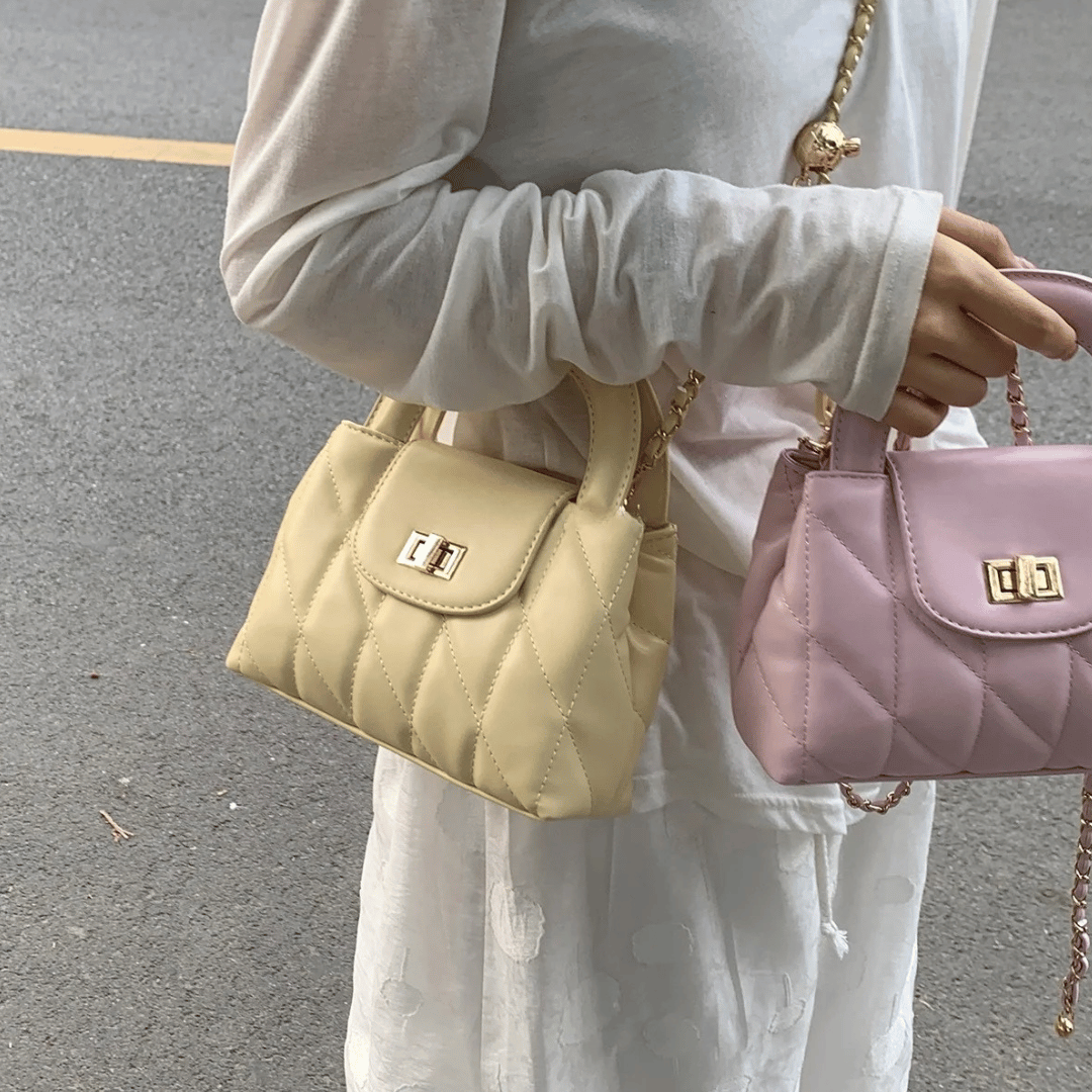 Mini Bolsa Square Matelassê com Corrente e Fecho Metálico