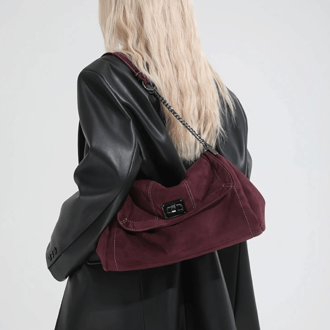 Bolsa Hobo Camurça com Corrente Prateada Grande Capacidade