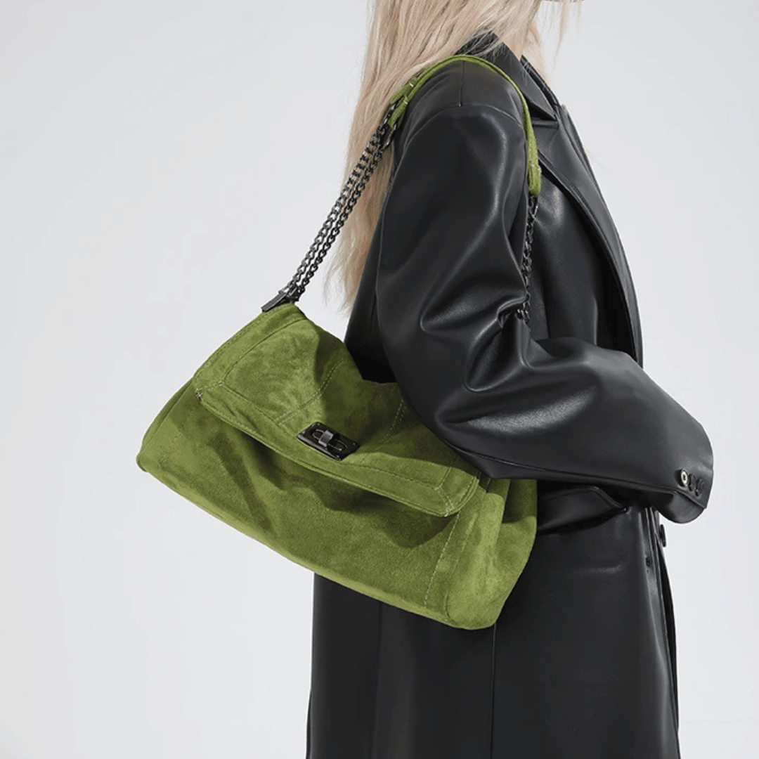 Bolsa Hobo Camurça com Corrente Prateada Grande Capacidade