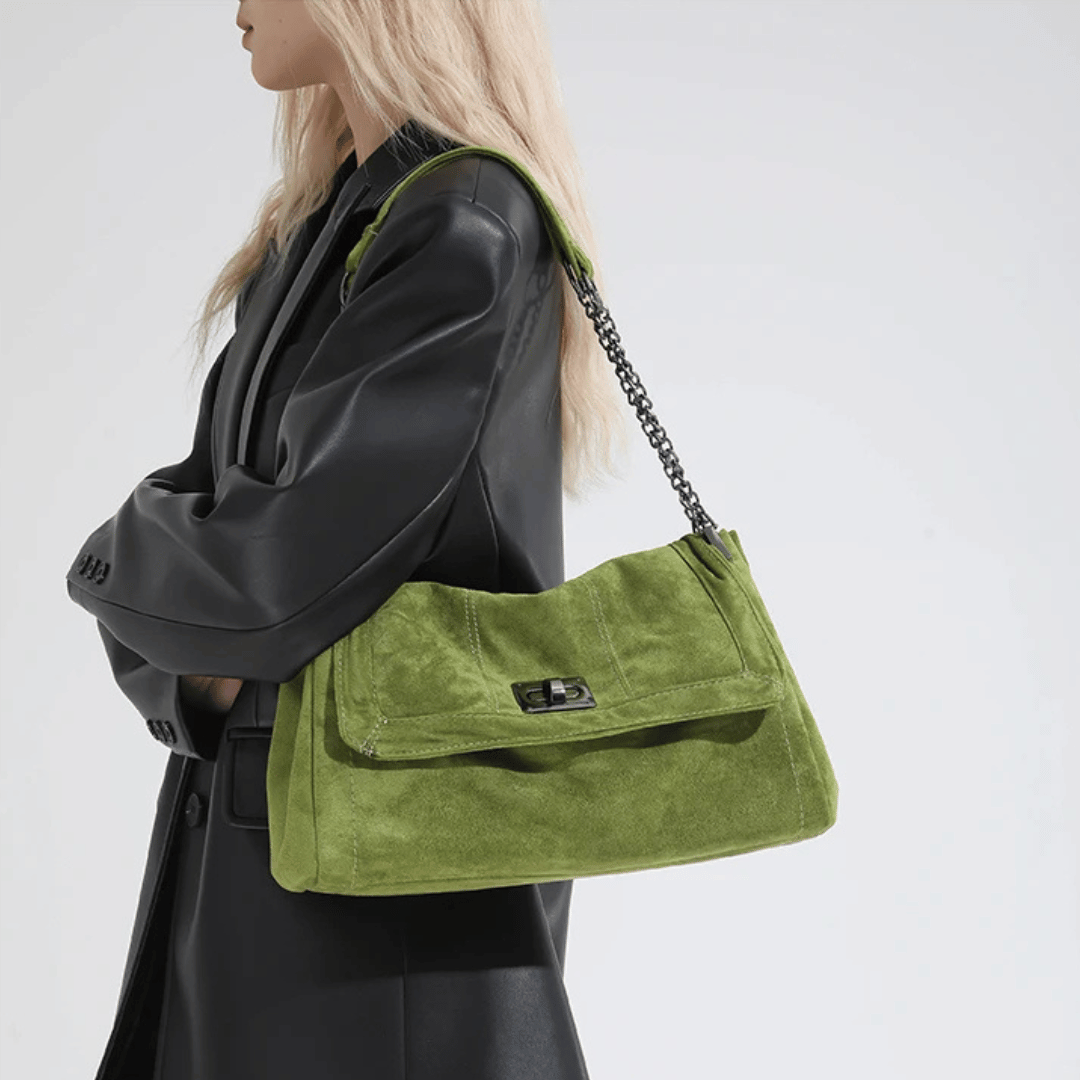 Bolsa Hobo Camurça com Corrente Prateada Grande Capacidade