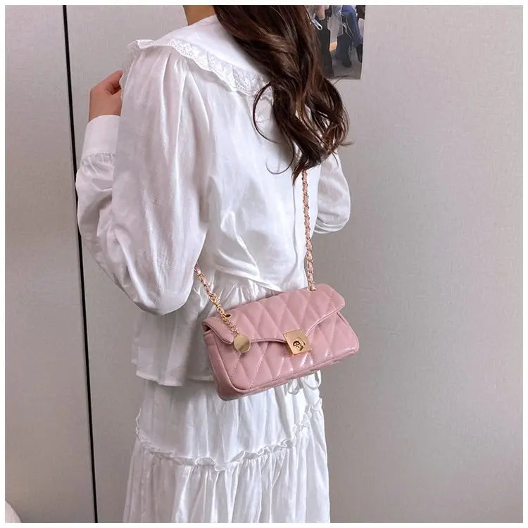 Bolsa Crossbody Matelassê com Corrente Dourada e Fecho Metálico
