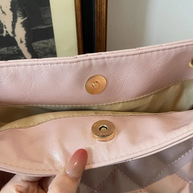 Bolsa Tote Grande Matelassê com Corrente Dourada