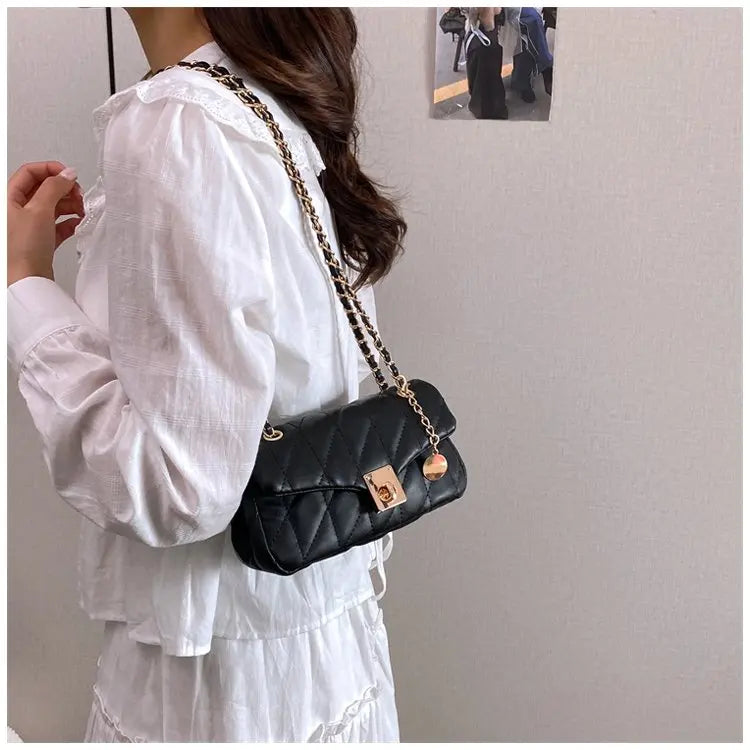 Bolsa Crossbody Matelassê com Corrente Dourada e Fecho Metálico