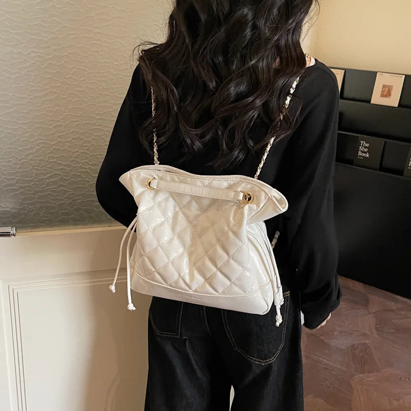 Bolsa Tote Grande Matelassê com Corrente Dourada