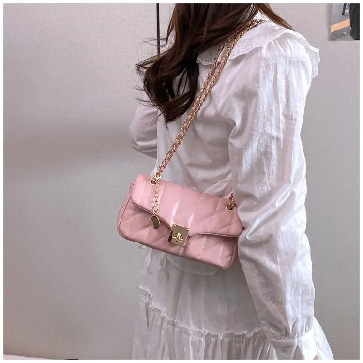 Bolsa Crossbody Matelassê com Corrente Dourada e Fecho Metálico
