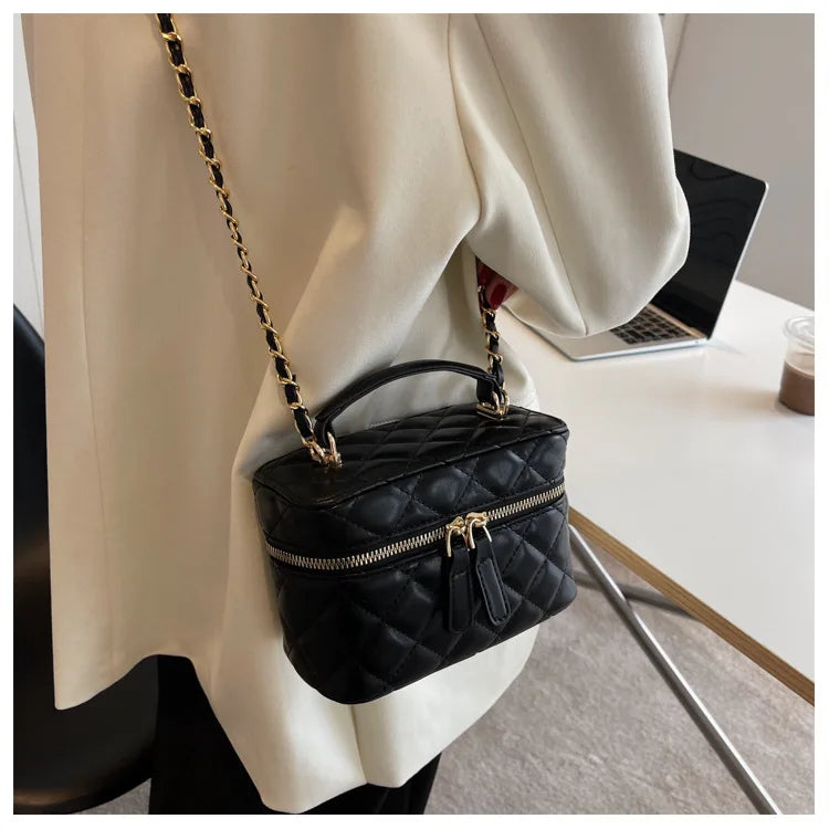 Mini Bolsa Box Matelassê com Corrente Dourada e Alça Superior