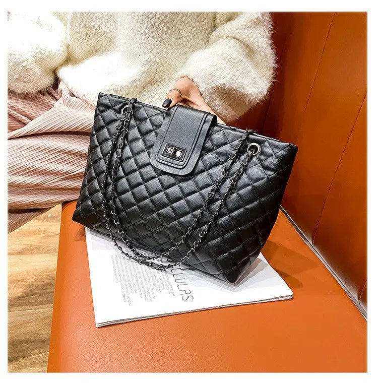 Bolsa Tote Matelassê Grande com Corrente Street Style