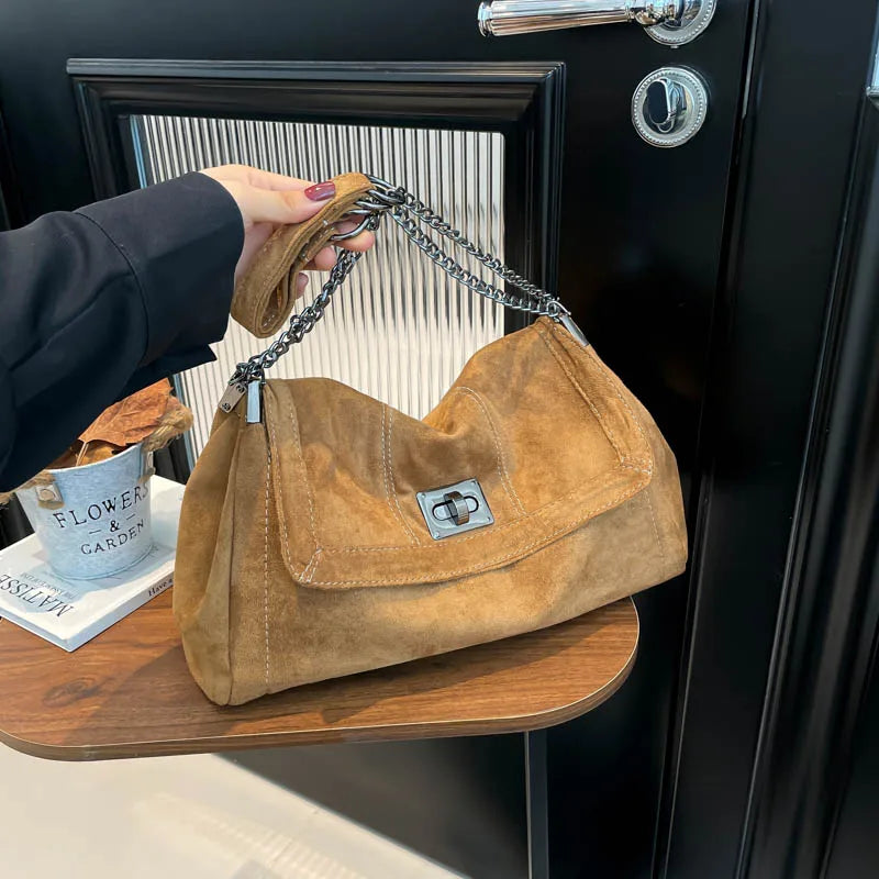 Bolsa Hobo Camurça com Corrente Prateada Grande Capacidade