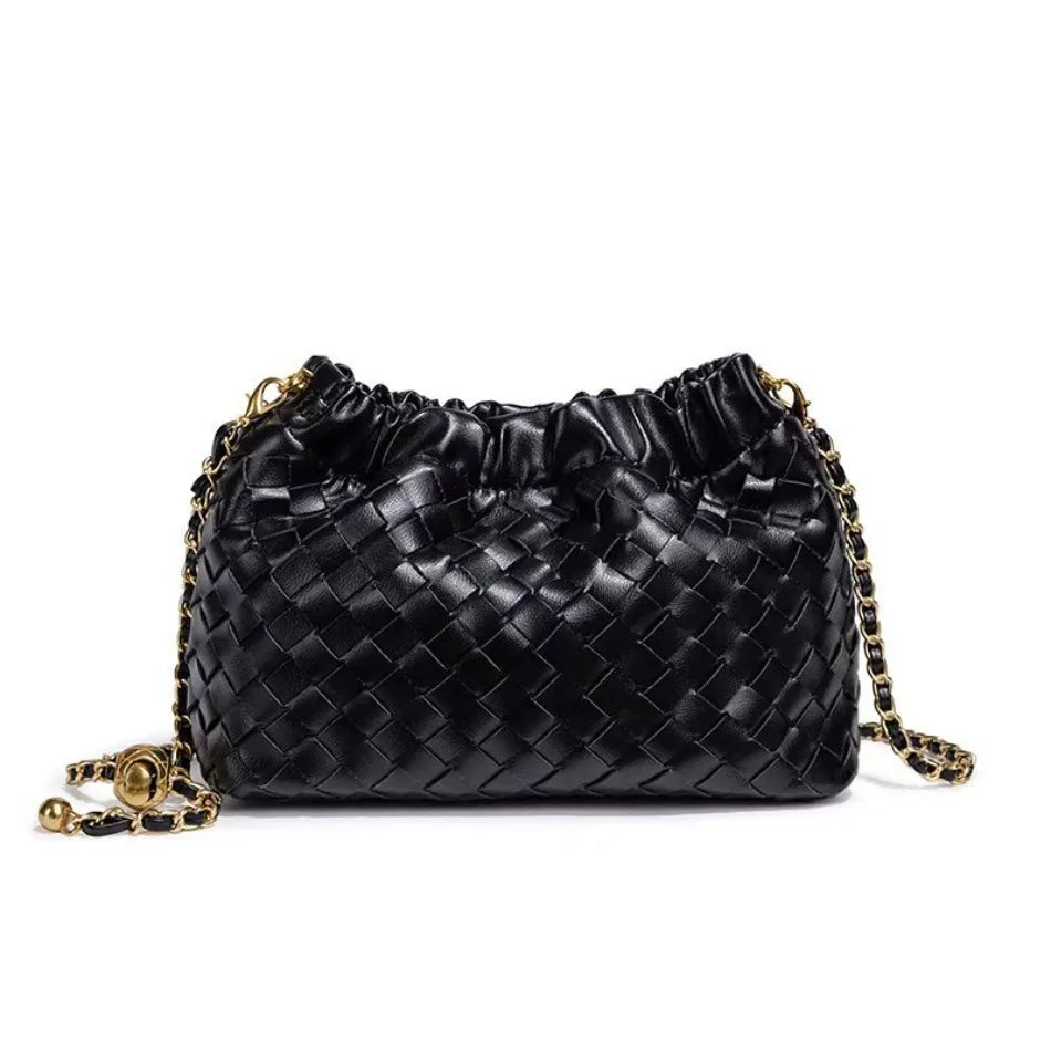 Bolsa Cloud Feminina Trançada com Corrente Dourada
