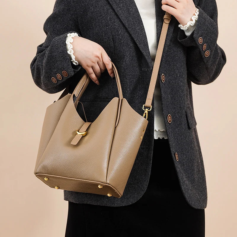 Bolsa Tote em Couro Legítimo Minimalista com Alça Ajustável