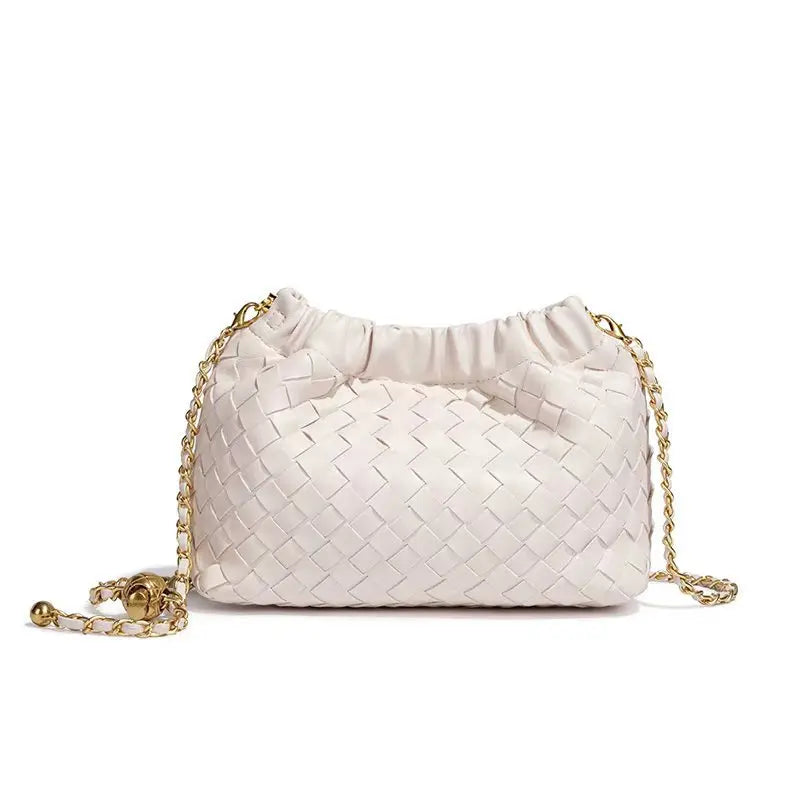 Bolsa Cloud Feminina Trançada com Corrente Dourada