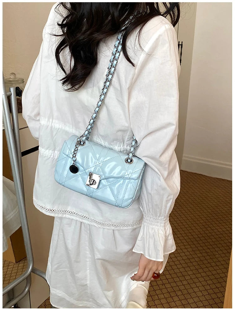 Bolsa Shoulder Cloud Trançada com Alça Argola