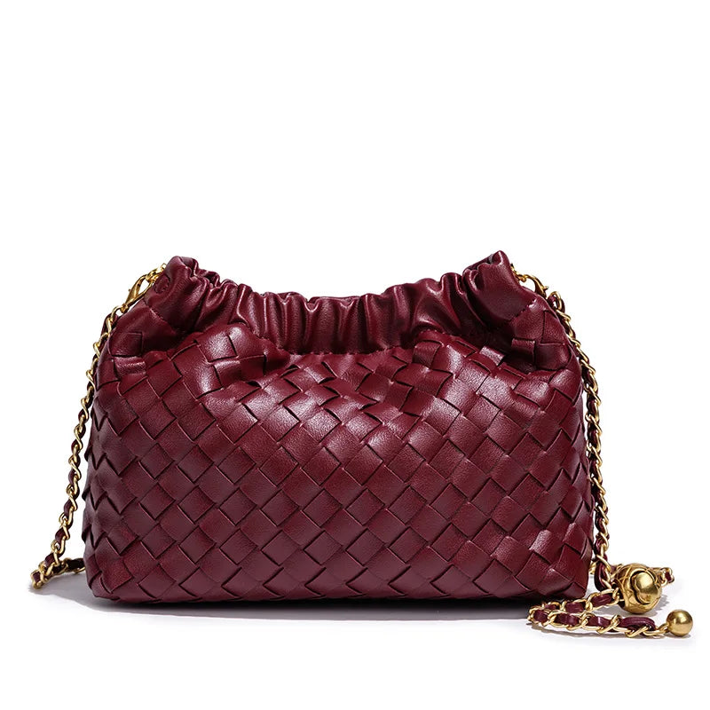 Bolsa Cloud Feminina Trançada com Corrente Dourada