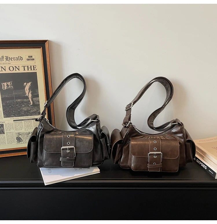 Bolsa Hobo Vintage com Bolsos e Fivela