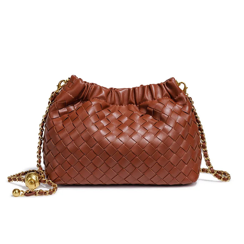 Bolsa Cloud Feminina Trançada com Corrente Dourada