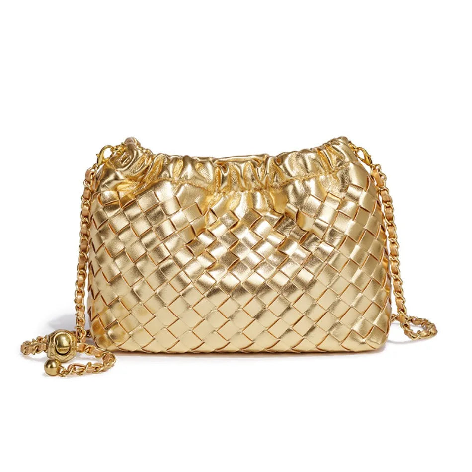 Bolsa Cloud Feminina Trançada com Corrente Dourada