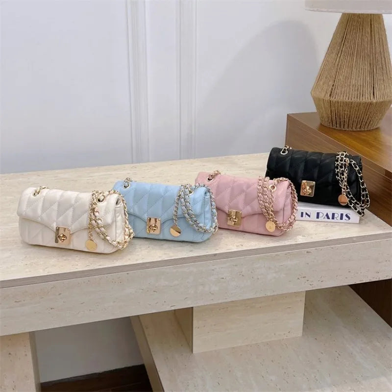 Bolsa Crossbody Matelassê com Corrente Dourada e Fecho Metálico