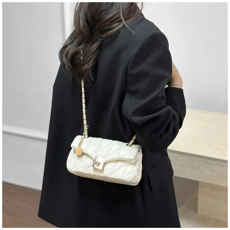 Bolsa Crossbody Matelassê com Corrente Dourada e Fecho Metálico
