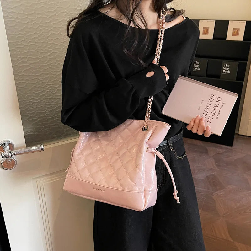 Bolsa Tote Grande Matelassê com Corrente Dourada