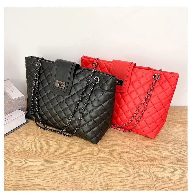 Bolsa Tote Matelassê Grande com Corrente Street Style