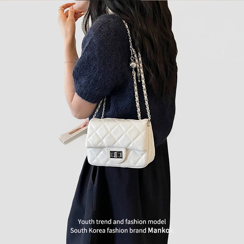 Mini Bolsa Crossbody Matelassê com Corrente Elo