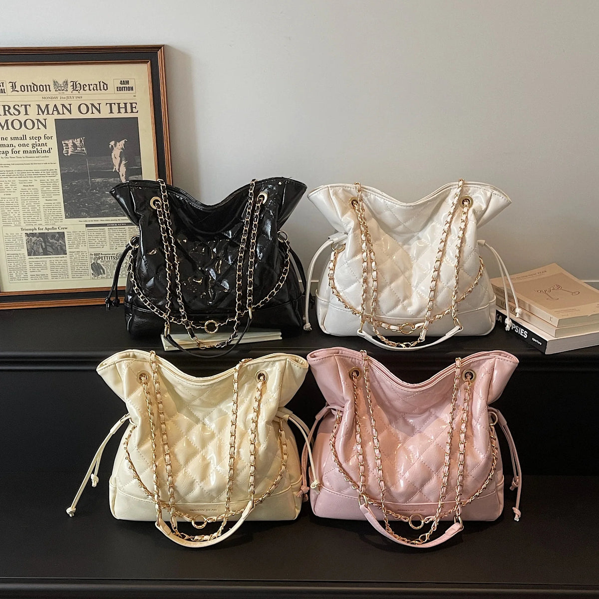 Bolsa Tote Grande Matelassê com Corrente Dourada