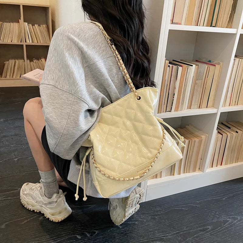 Bolsa Tote Grande Matelassê com Corrente Dourada