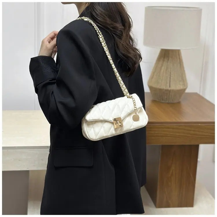 Bolsa Crossbody Matelassê com Corrente Dourada e Fecho Metálico