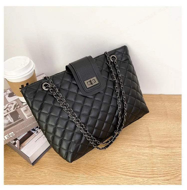 Bolsa Tote Matelassê Grande com Corrente Street Style