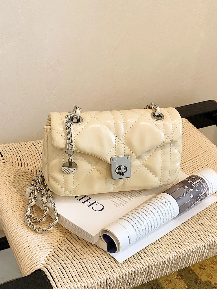 Bolsa Shoulder Cloud Trançada com Alça Argola