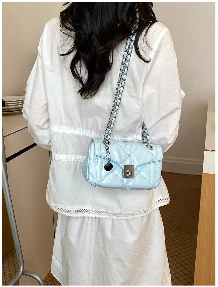 Bolsa Shoulder Cloud Trançada com Alça Argola