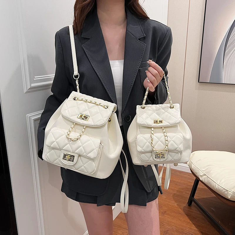 Mochila Matelassê com Corrente Dourada e Aba Estruturada