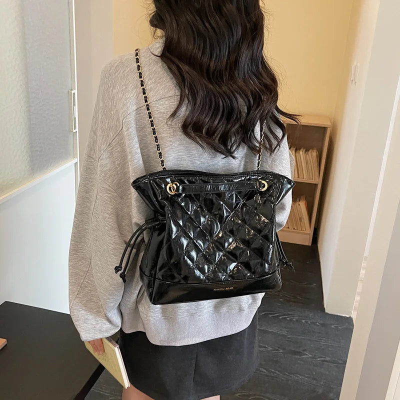 Bolsa Tote Grande Matelassê com Corrente Dourada