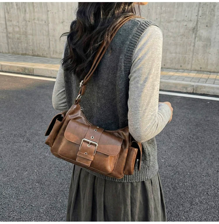 Bolsa Hobo Vintage com Bolsos e Fivela
