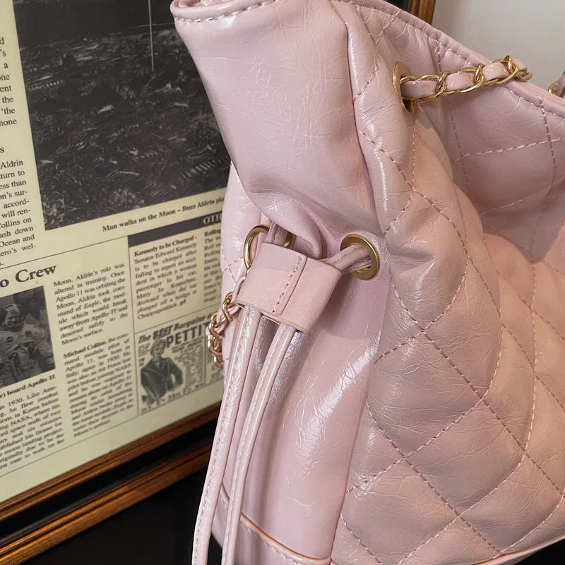 Bolsa Tote Grande Matelassê com Corrente Dourada