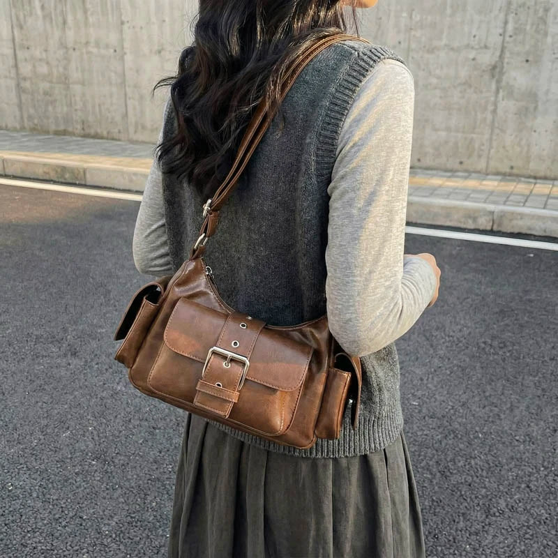 Bolsa Hobo Vintage com Bolsos e Fivela