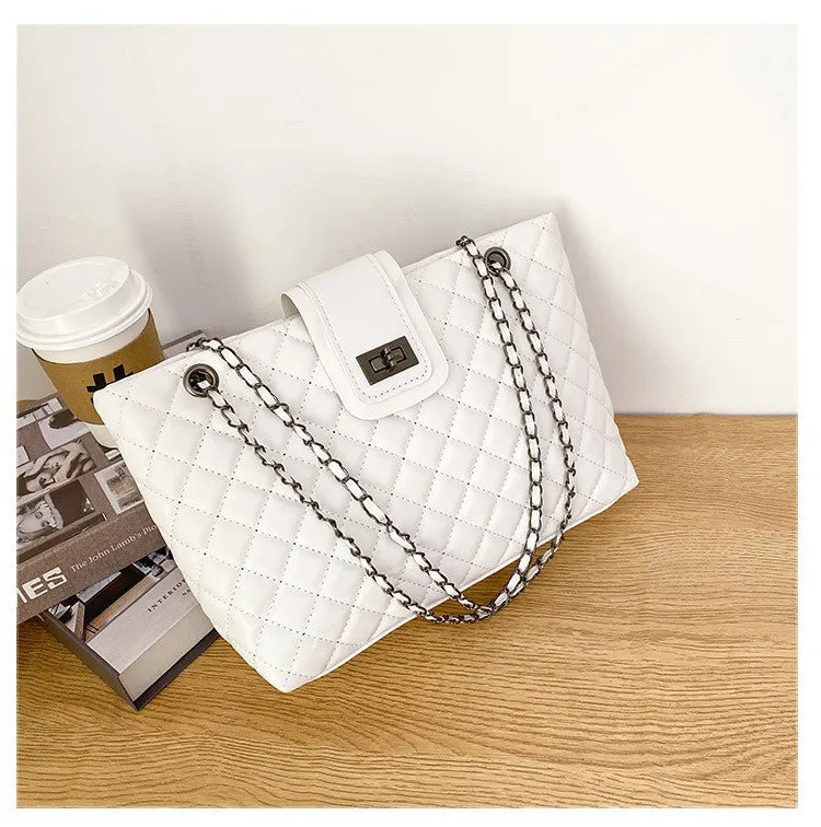 Bolsa Tote Matelassê Grande com Corrente Street Style
