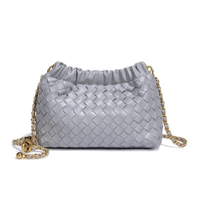 Bolsa Cloud Feminina Trançada com Corrente Dourada